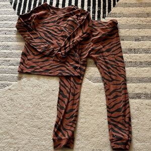 Kids Tiger Stripe Pajama Set. Gap kids Sz 5